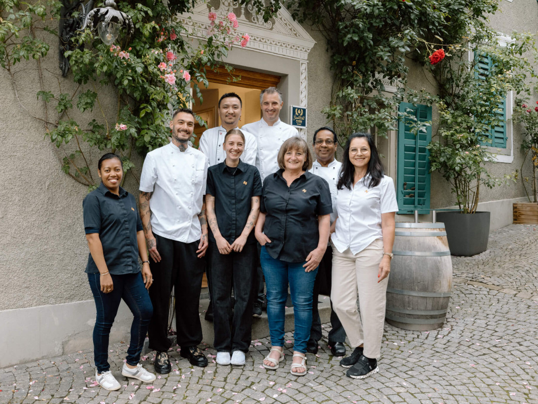 Foto Falknis-Team mit Laurence, Roman, Gonpo, Maura, Gion Rudolf, Pia, Kumar, Ingrid (v.l.n.r.)